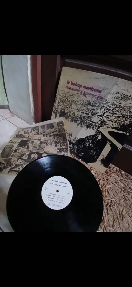 piringan hitam (vinyl) antik bertema musik jazz est. 1986