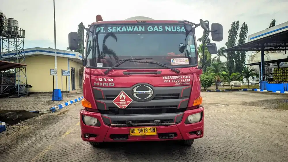 Jual Cepat Head Tractor Hino SG 285 th, tahun 2016. Siap kerja.