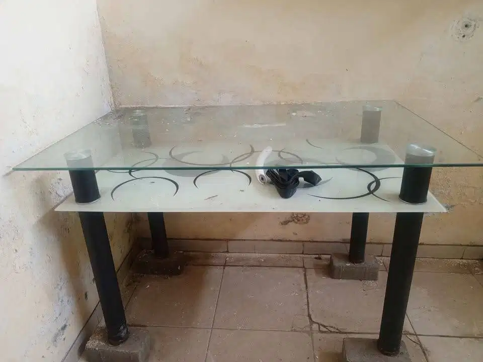 Meja kaca kondisi bagus 95% cuman kotor aja tinggal dibersihkan