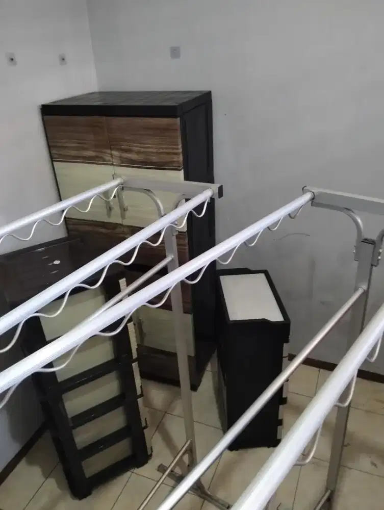 LEMARI PLASTIK dan GANTUNGAN PAKAIAN