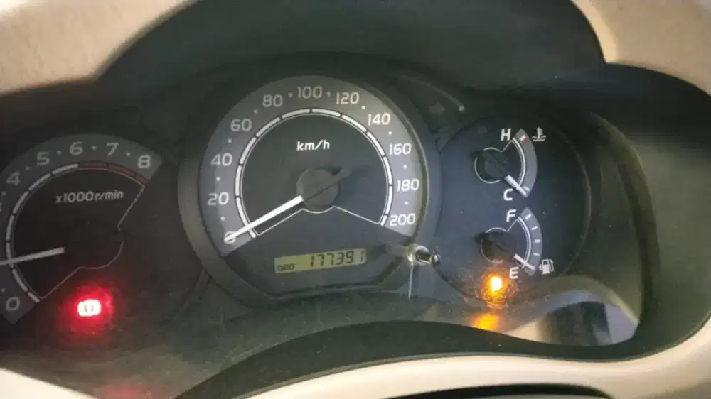 Kijang innova 2.0 G ( bensin) matic 2010