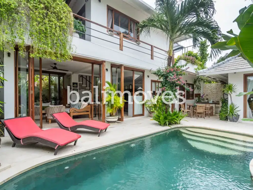 Villa Dua Lantai dengan Tiga Kamar Tidur yang Indah di Tepi Pantai di Sanur