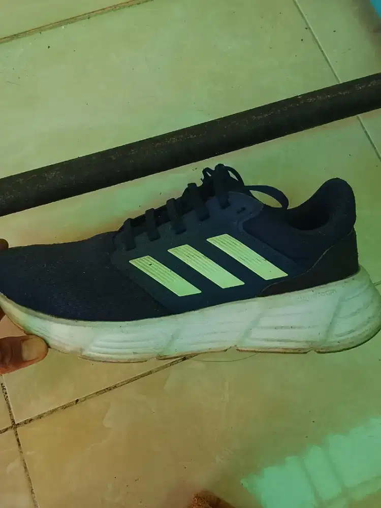Di jual sepatu Adidas ori second