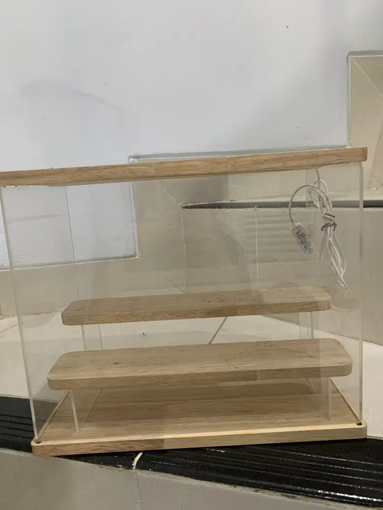 Kotak pajangan akrilik