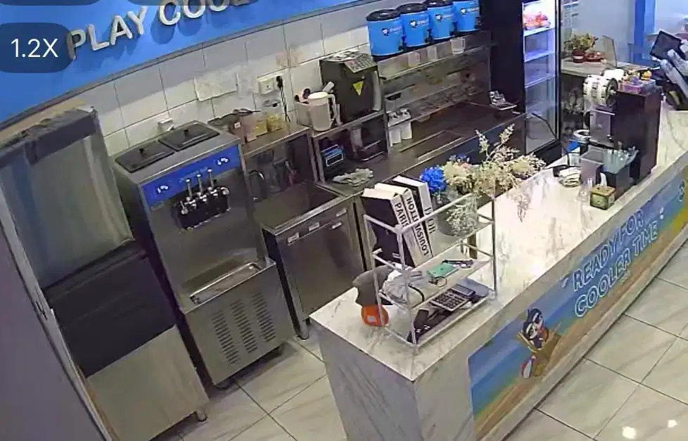 Dijual perlengkapan usaha toko eskrim dan minuman lengkap