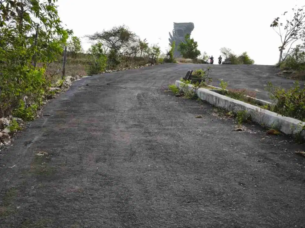 tanah 73,50 are nett 275 juta per are  di GWK Ungasan