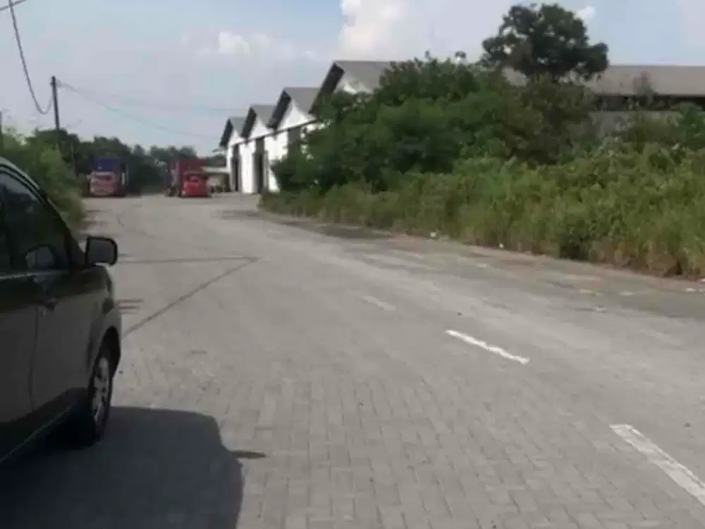 Tambak osowilangun akses kontainer dalam komplek pergudangan