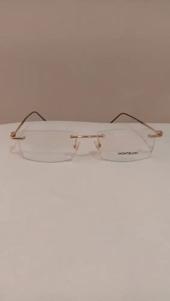 Kacamata frameless Montblanc.