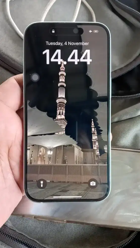 Jual iPhone 15 garansi resmi masih ada garansi 5 bulan lagi