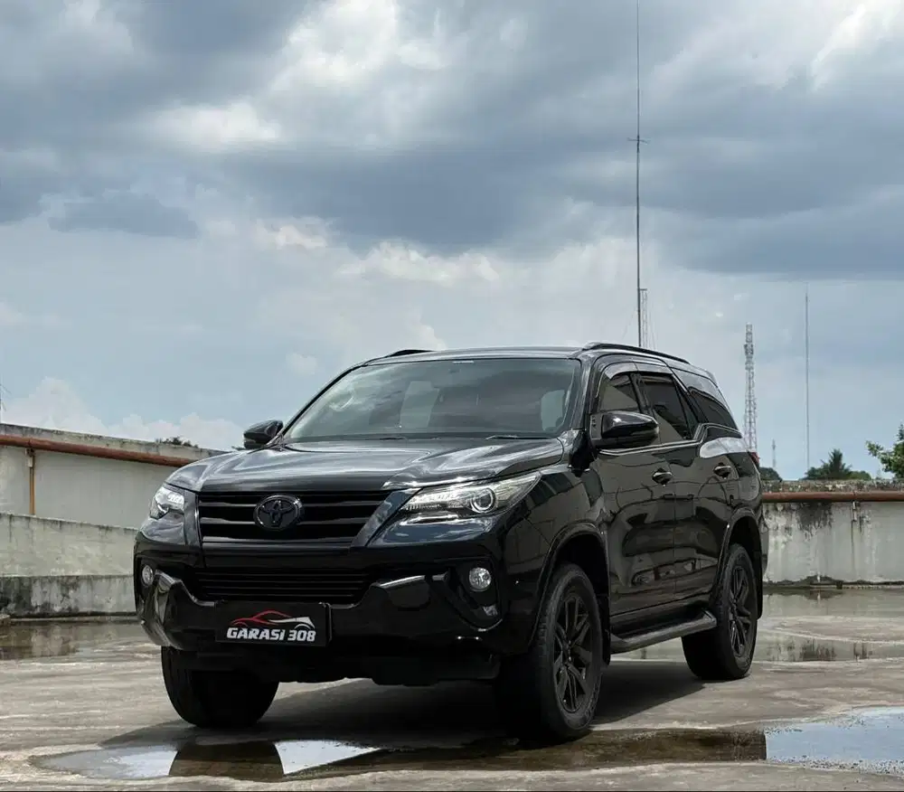 Toyota Fortuner VRZ 4x2 AT Diesel 2019 Pemakaian 2020 Warna Hitam