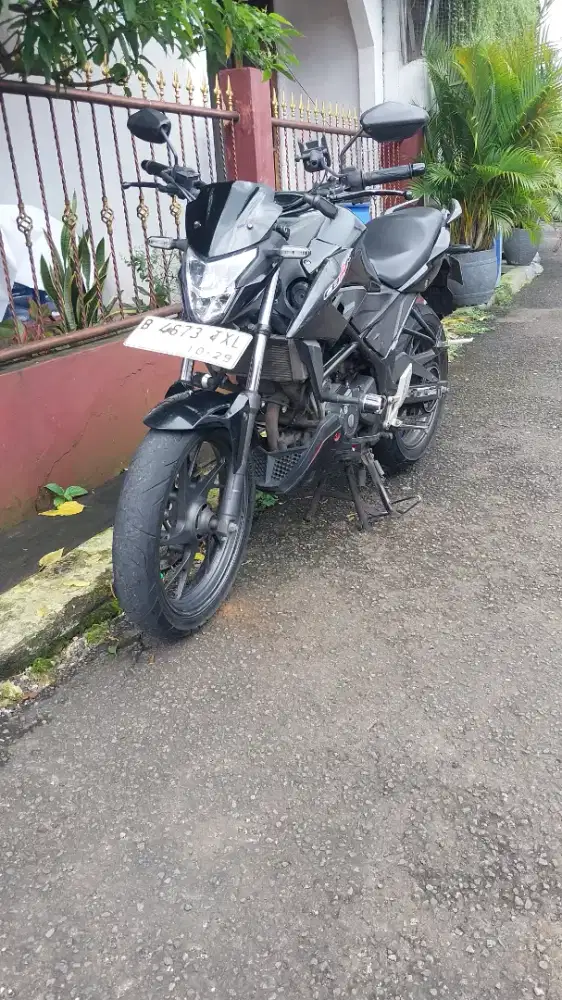 Dijual Honda CB150R tahun 2015, kondisi terawat, mesin masih responsif