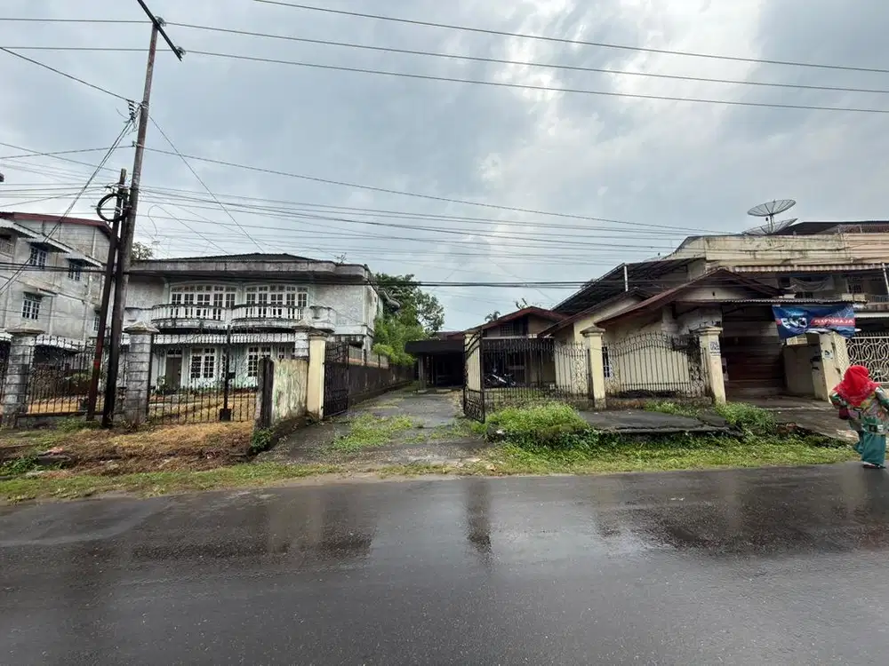 Dijual Rumah Luas Pinggir Jalan