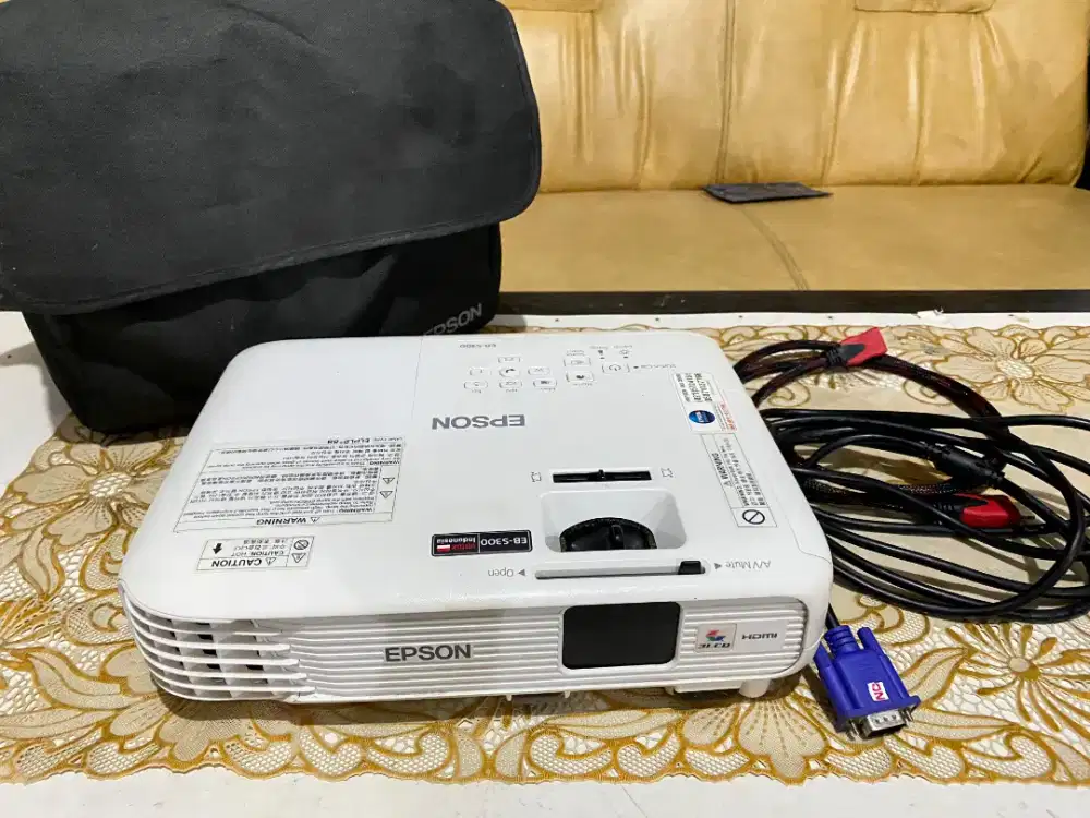 Epson EB-S300 3000 Lumens-gambar terang, kondisi mulus, lengkap tas