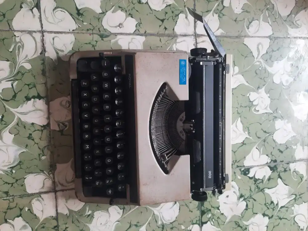 Mesin tik Antik ROYAL 202