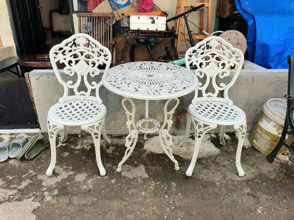 Kursi dan Meja Teras merk Chouvant