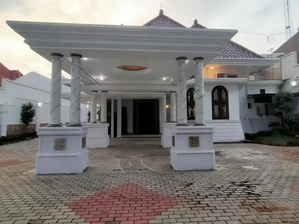 Rumah Raya Darmo Pusat Kota Surabaya  Siap pakai Ada 8 unit AC dan perabotan