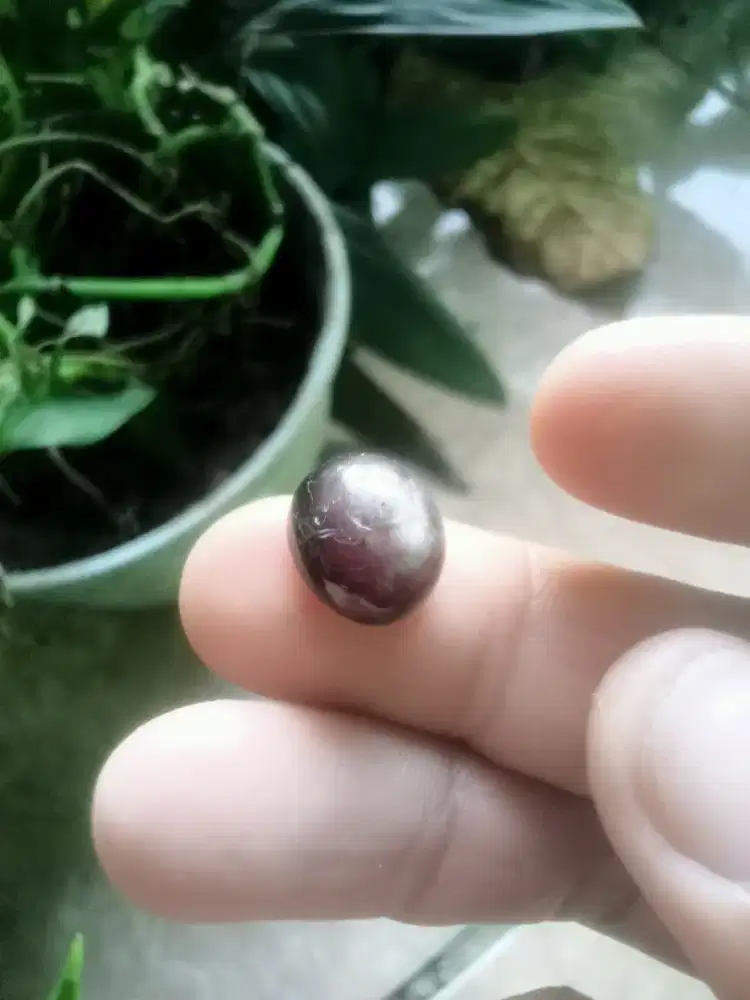 Batu ruby warna ungu