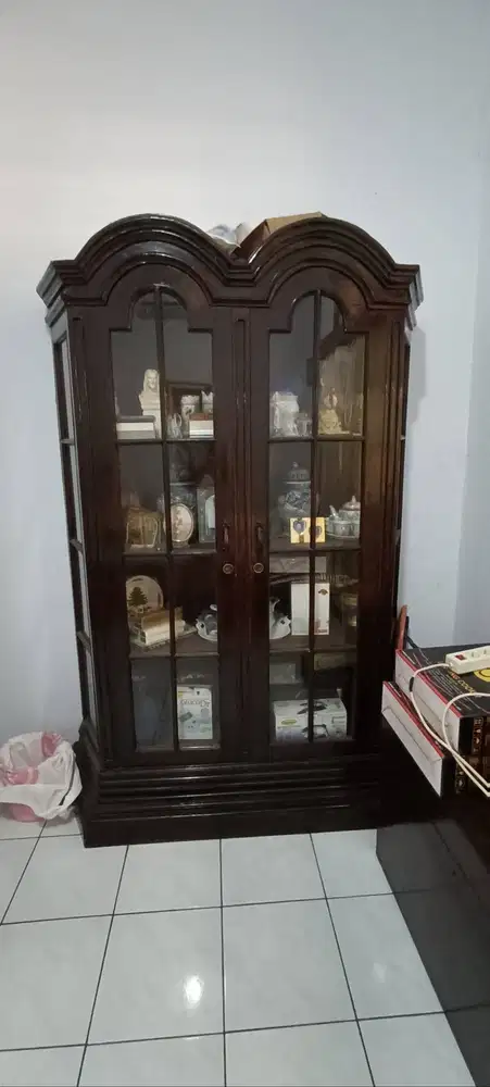 Lemari Kaca Antik Kayu Jati Solid