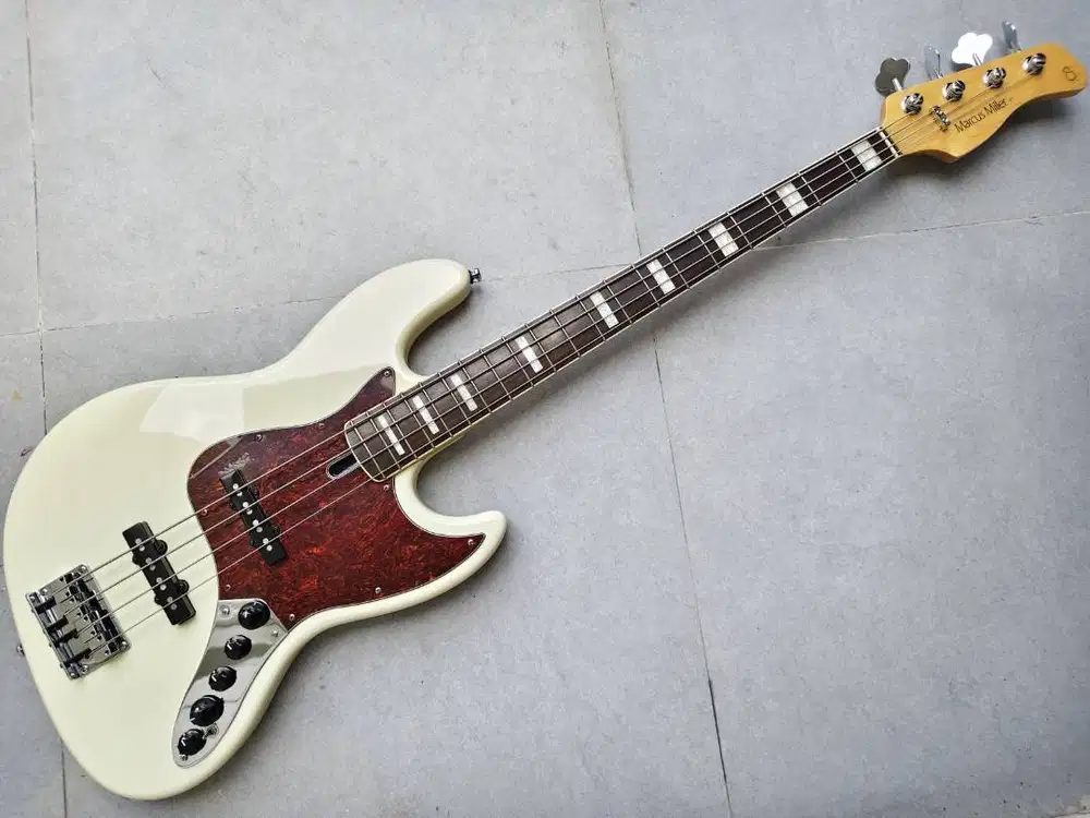 bass Sire V7 1st Gen antique white alder body