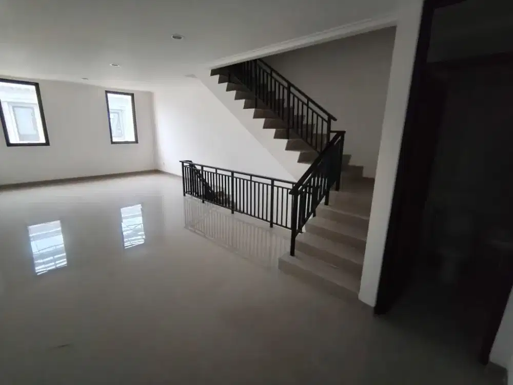 sewa ruko 3,5 lantai euro asia PIK 2 hadap bagian dalam