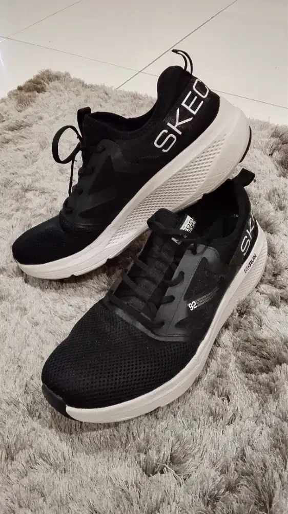 Dijual Sepatu Skechers Go Run Elevate black n white