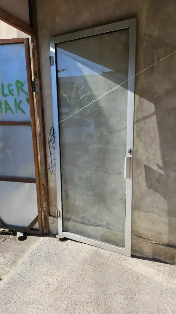 Pintul almunium kaca