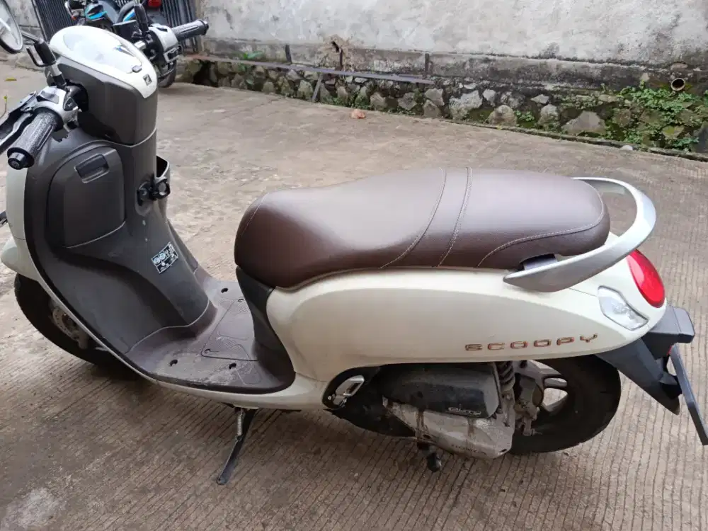 Scoopy Prestige 2024 white