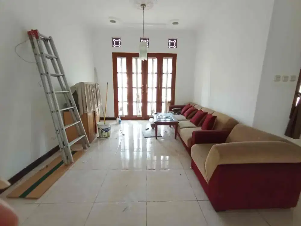 Disewakan 
Rumah Siap Huni 
Lokasi Syp Buahbatu 
Akses mbl
Lingkungan nyaman 
Full furnished 
Lt 187m² / Lb 180 m²
2 lantai
Kt 4 km 3
Ada 1 kt utama + km dlm
Jetpum 
2.200 abudemen
Carport 1
Taman DPN
Hrg 60 jt/ th nego ina