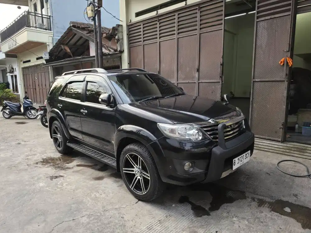 Toyota Grand Fortuner G Matic AT Bensin 2011 Hitam , 2013