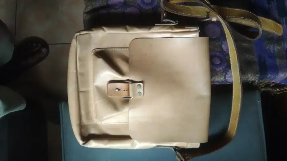 Tas selempang kulit asli