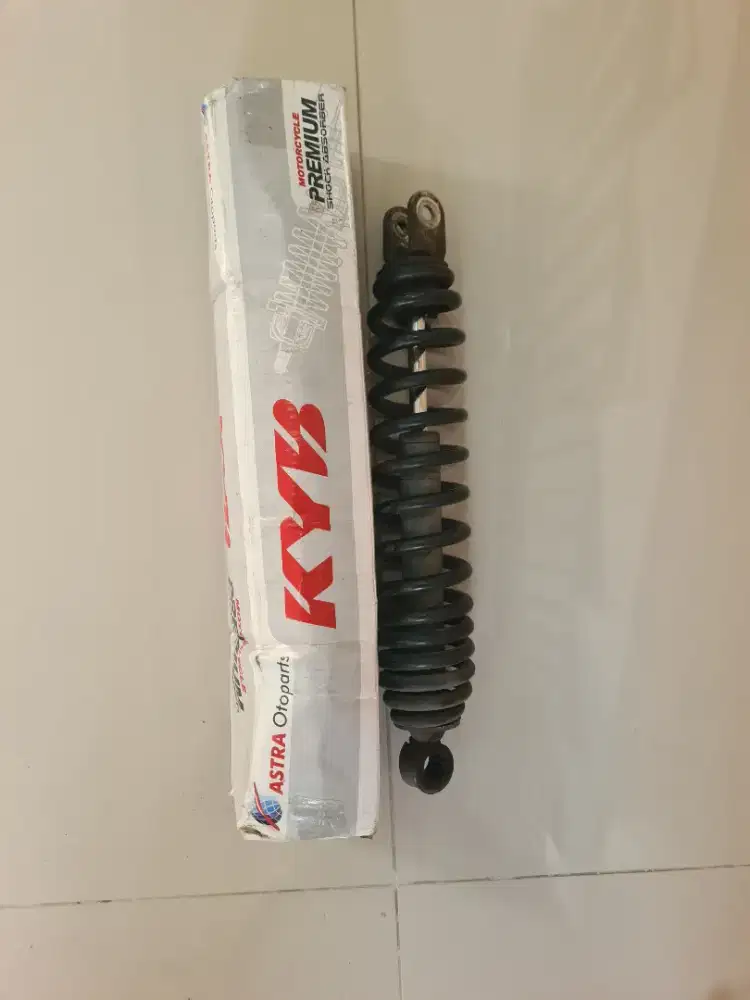 Shock belakang merk KYB bekas Mio Sporty 
kondisi no minus siap pakai