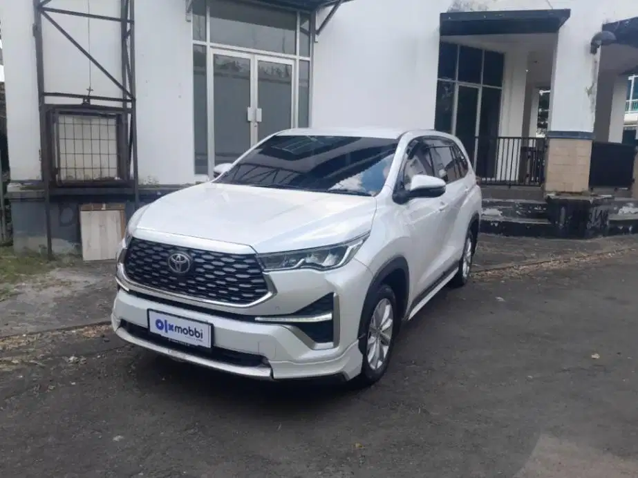 Low Kilometer - Kijang Innova Zenix V CVT Bensin-AT 2022