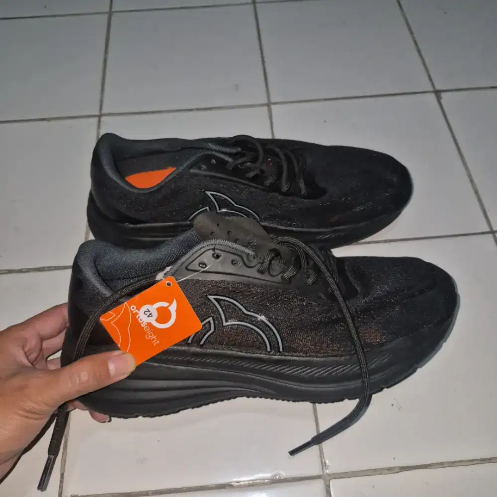 Sepatu running ortuseight shadow hitam size 42