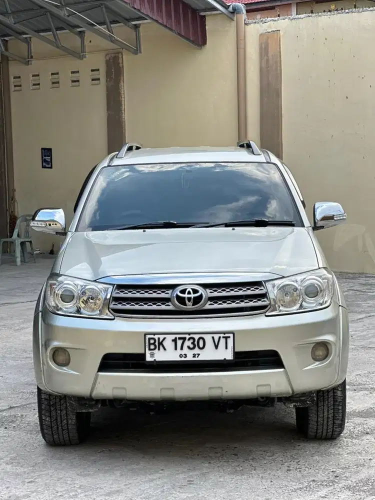 Toyota fortuner 2.5 G at matic 2011