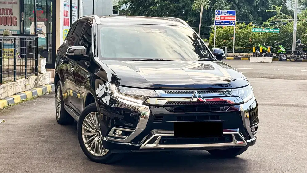 Mitsubishi Outlander PHEV Plug in Hybrid nik 2019 CBU Hitam