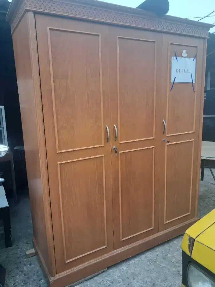 Lemari baju 3 pintu