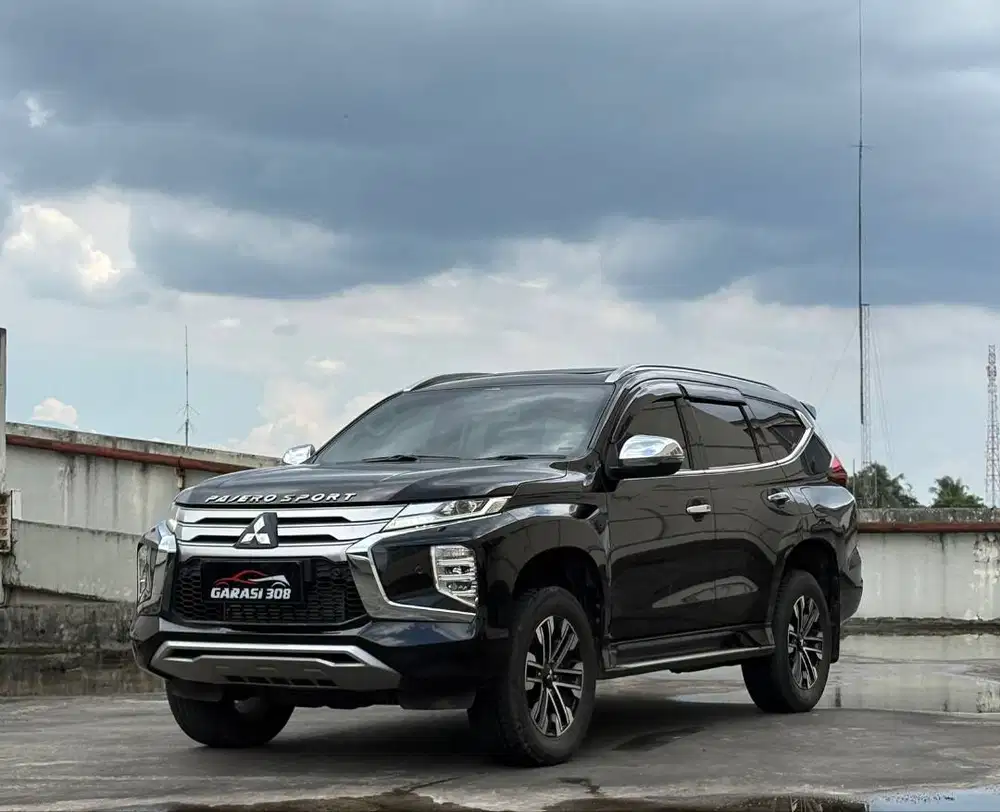 Mitsubishi Pajero Sport Dakar 4x2 AT 2022 Warna Hitam KM 48rb Record