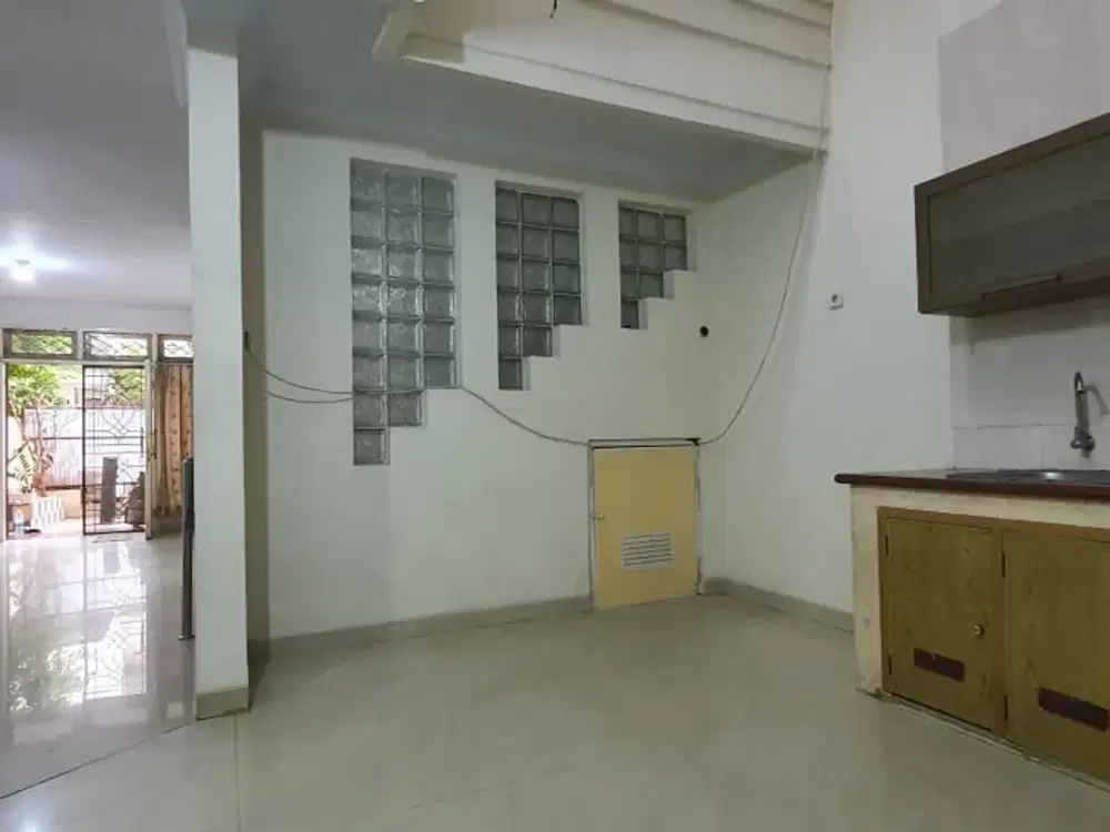 DISEWAKAN RUMAH 2 LANTAI 6 X 15 TAMAN PALEM LESTARI CENGKARENG JAKARTA BARAT
