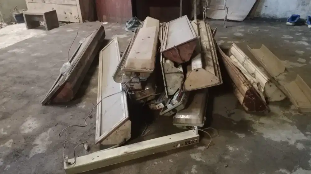 Kap lampu neon panjang