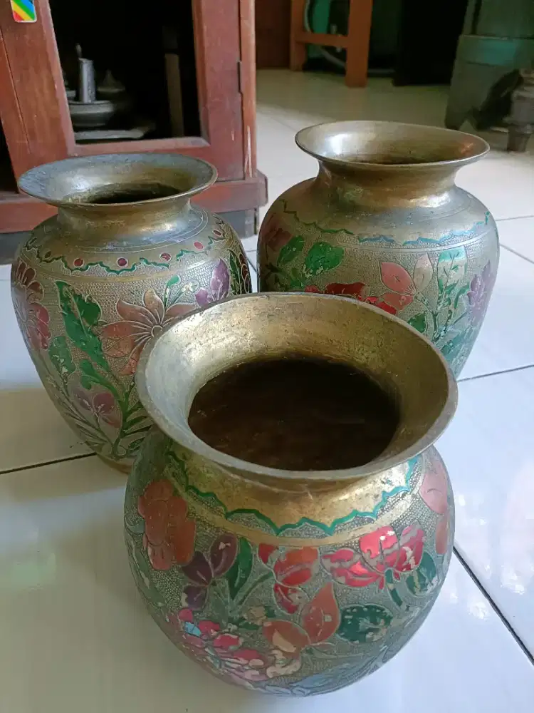 Guci Kuningan vintage motif ukiran bunga