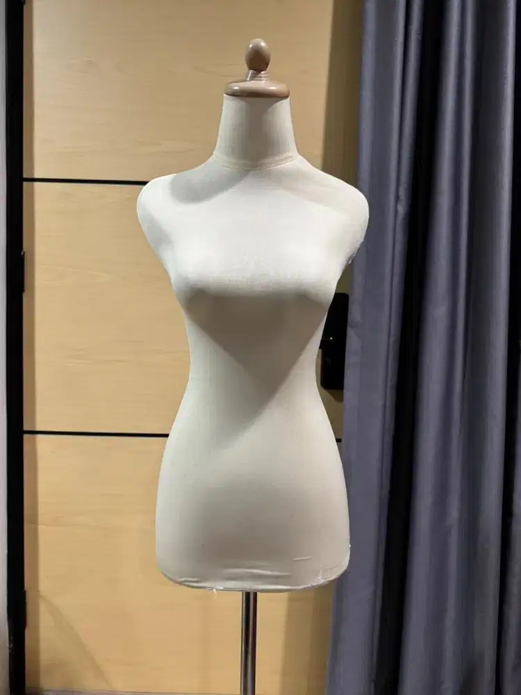 Patung Manekin + Stand Lapis Busa Krem