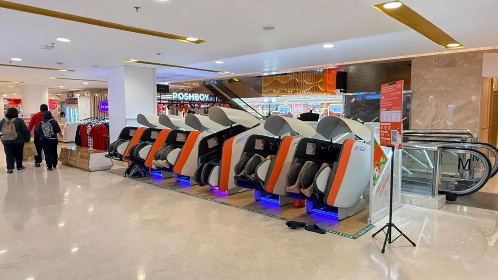 Petugas Kebersihan Kursi Pijat LEMO