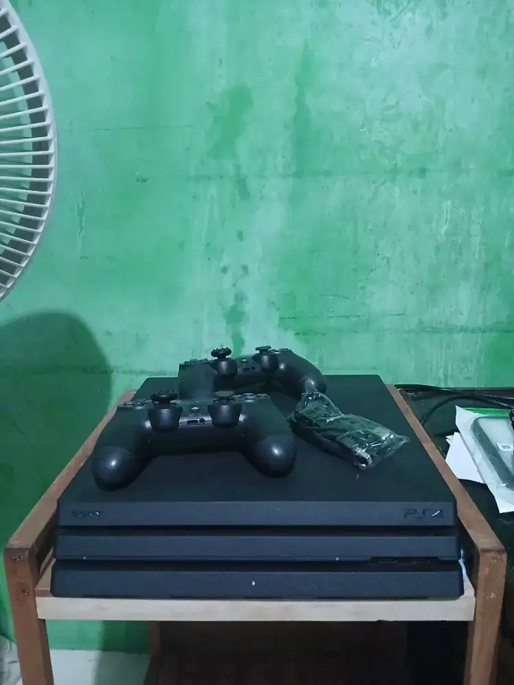 Di jual ps 4 pro 1 tb 2 stick ps original