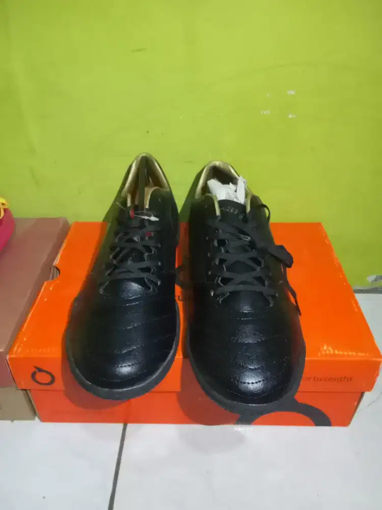 - (ortusright) mirage in black
-size-41