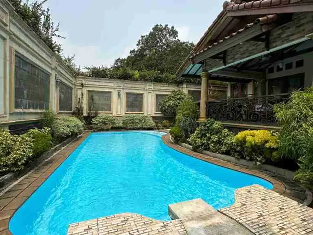 DIJUAL CEPAT , MURAH RUMAH DENGAN KOLAM RENANG, FURNITURE DA VINCI, HALAMAN PARKIR MOBIL LUAS