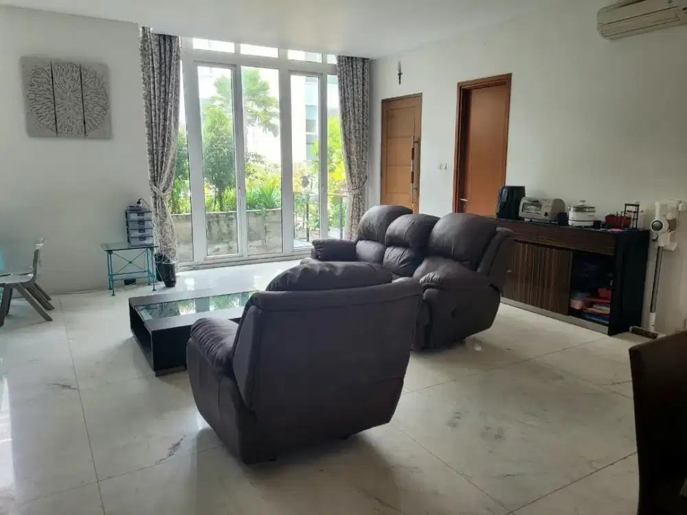 Di jual Rumah di Springhill Kemayoran Ada Lift Carport 4 mobil semi furnished