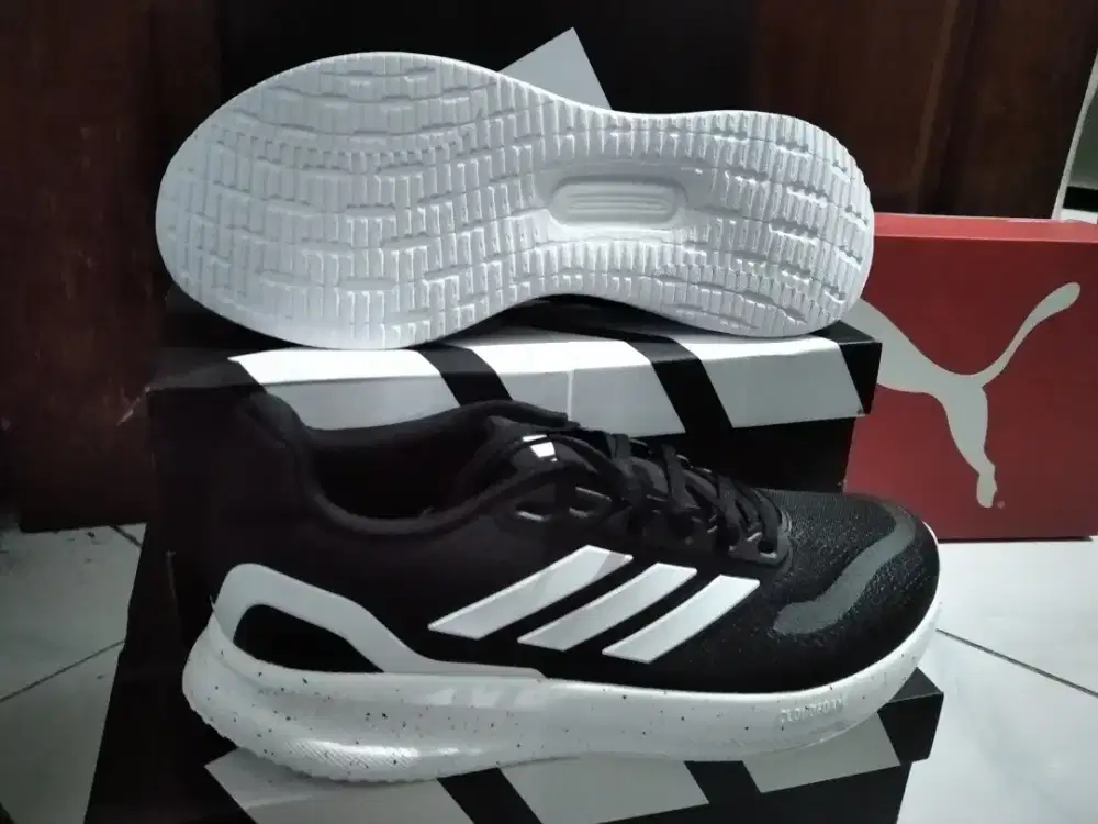 Sepatu hitam Adidas runfalcon size 44 murah
