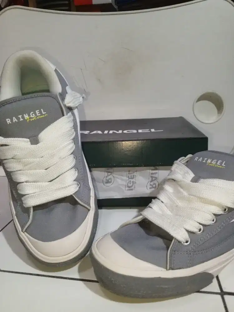 Sepatu Sneakers Pria