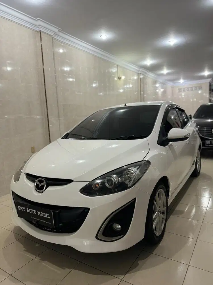 Mazda 2 Hatchback RZ Putih 2012