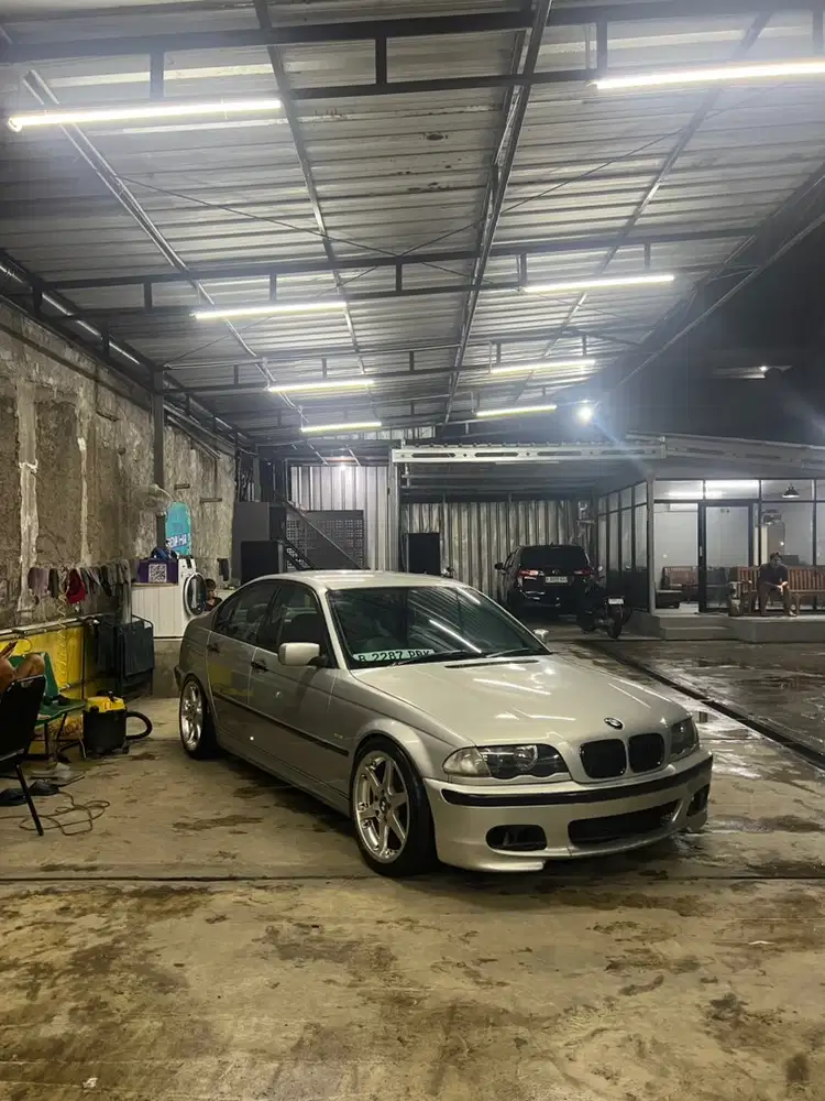 BMW 318i 2000 Bensin